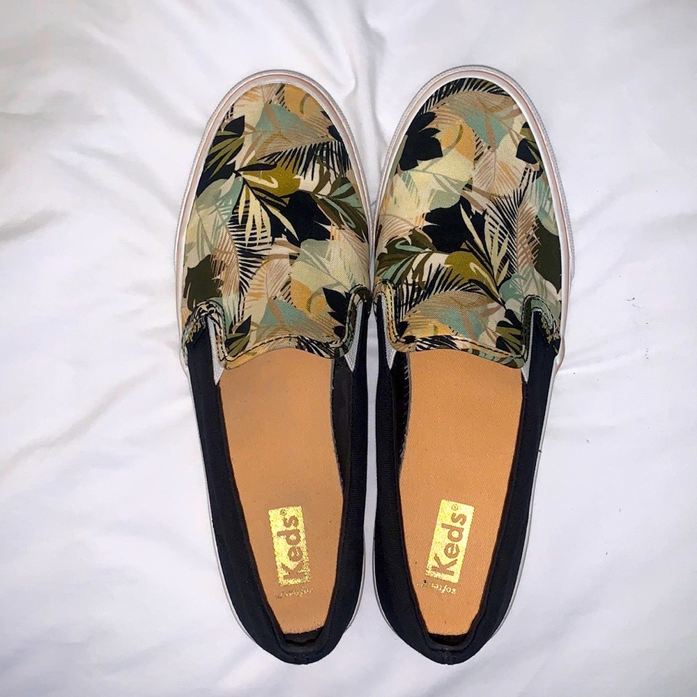 Keds Slip On Canvas Jump Kick Shoes. Almost NEW!